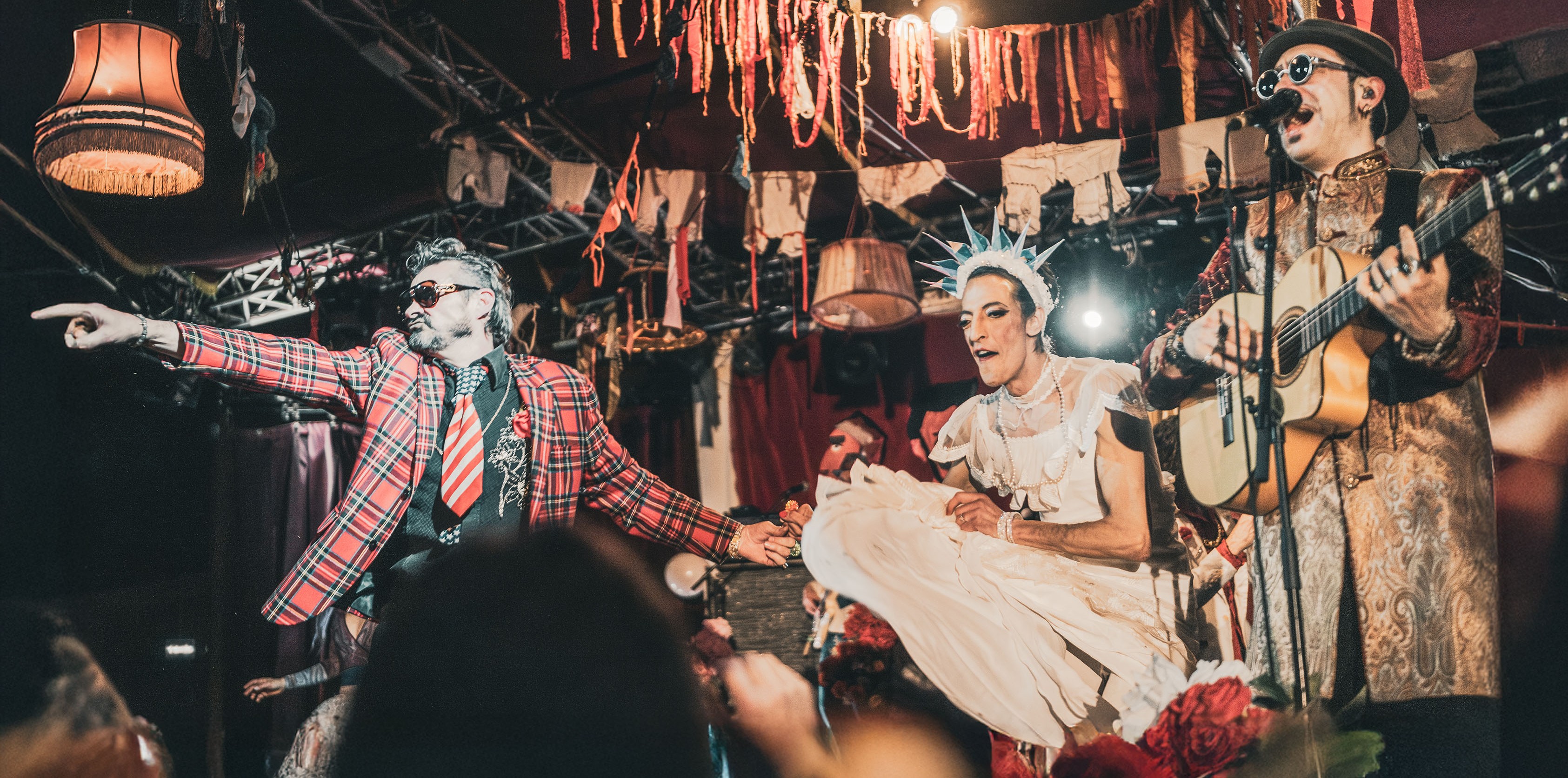 LA CARAVANE PASSE - LE VRAI FAUX MARIAGE - CABARET SAUVAGE